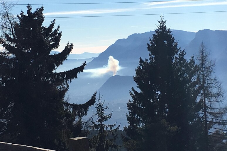 Incendi: nuvola di fumo a sud di Bolzano - RIPRODUZIONE RISERVATA