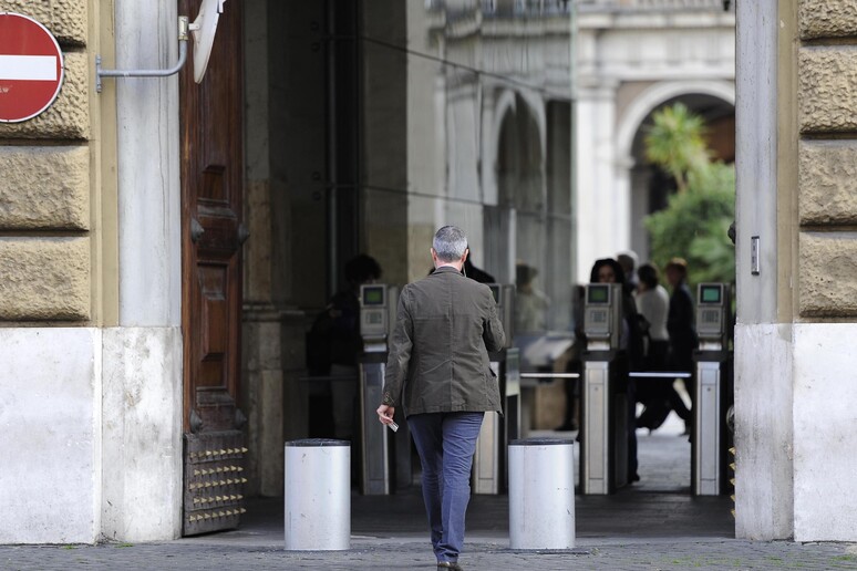 Dipendente ministeriale varca i tornelli d 'ingresso a Roma in una foto d 'archivi - RIPRODUZIONE RISERVATA