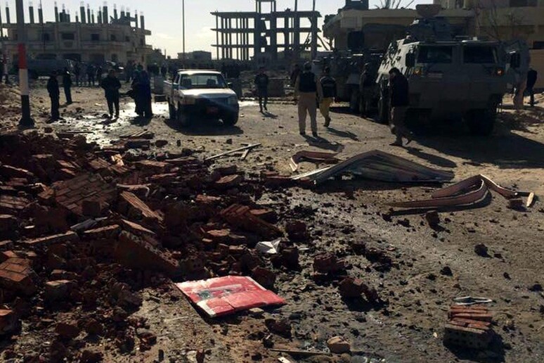 Camion bomba esplode a checkpoint nel Sinai © ANSA/EPA