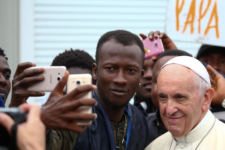 Selfie di alcuni migranti con il Papa (archivio) - RIPRODUZIONE RISERVATA