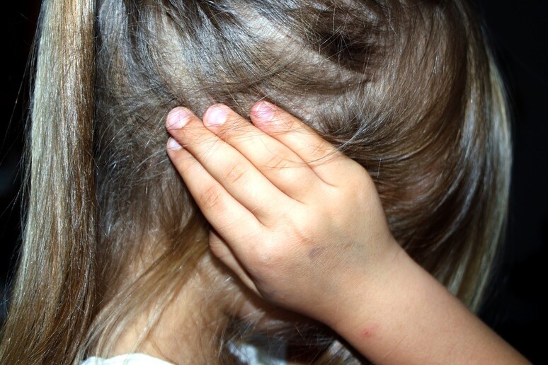 Ogni anno 60 mila bimbi vittime di abusi  'invisibili ' - RIPRODUZIONE RISERVATA