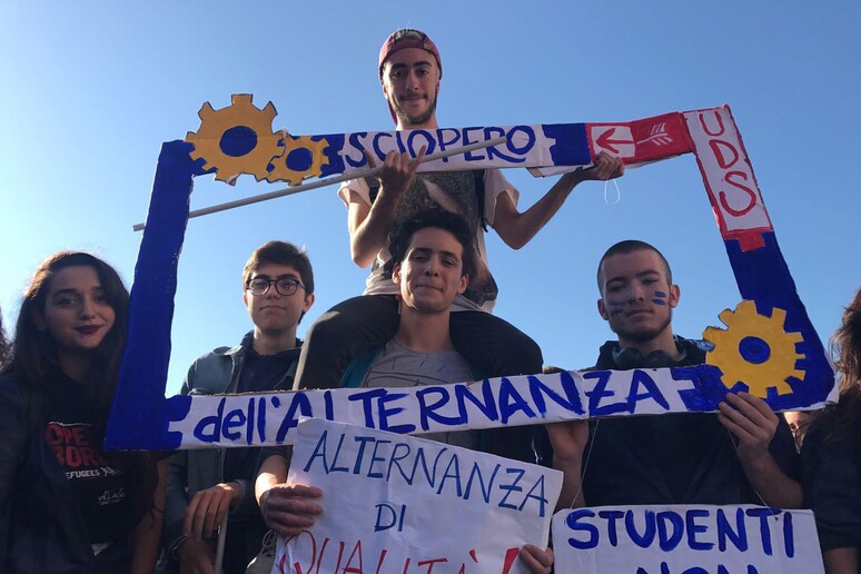 Studenti in piazza contro l 'alternanza scuola-lavoro - RIPRODUZIONE RISERVATA