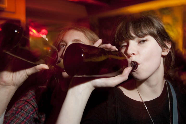 Una ragazzina beve alcol foto IGphotography iStock. - RIPRODUZIONE RISERVATA