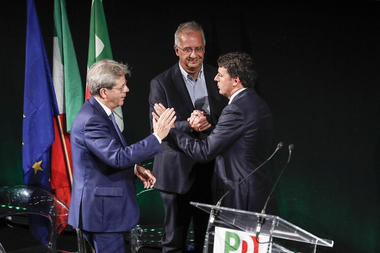 Paolo Gentiloni, Walter Veltroni e Matteo Renzi alla festa del Pd - RIPRODUZIONE RISERVATA