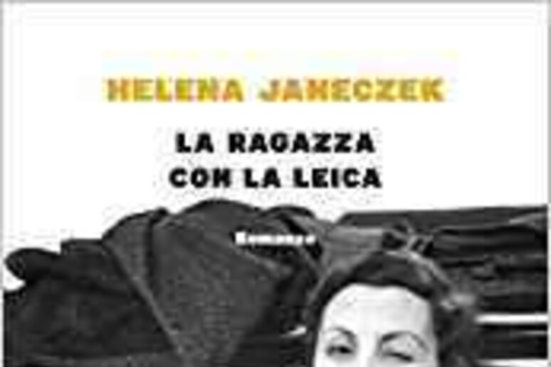 La copertina de La Ragazza con la Leica - RIPRODUZIONE RISERVATA