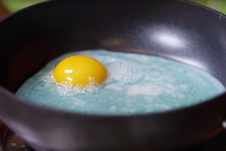 Le uova verdi di Halloween preparate dalla Società americana di chimica (fonte: ACS, YouTube) - RIPRODUZIONE RISERVATA