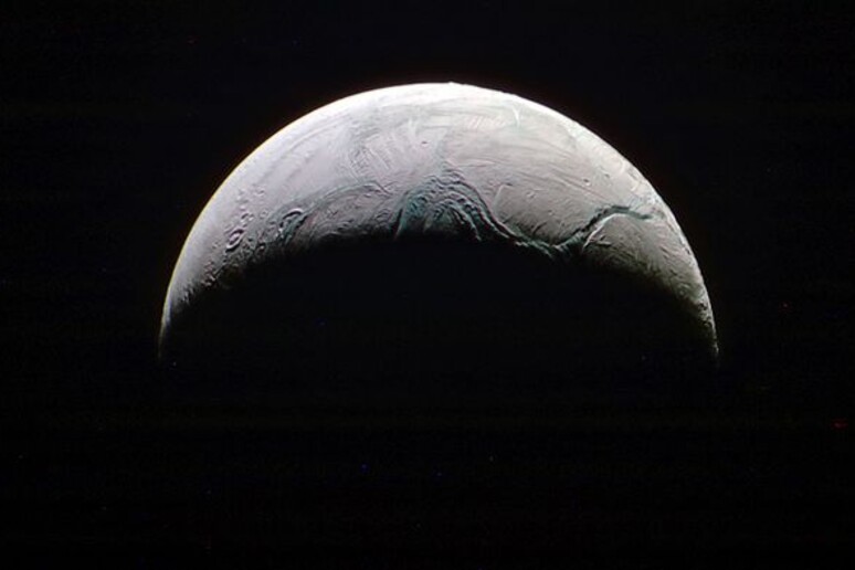 Un 'immagine suggestiva di Encelado, la luna di Saturno che sotto i ghiacci nasconde un oceano in grado di ospitare la vita (fonte: NASA) - RIPRODUZIONE RISERVATA