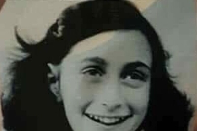 Anna Frank con la maglia della Roma - RIPRODUZIONE RISERVATA