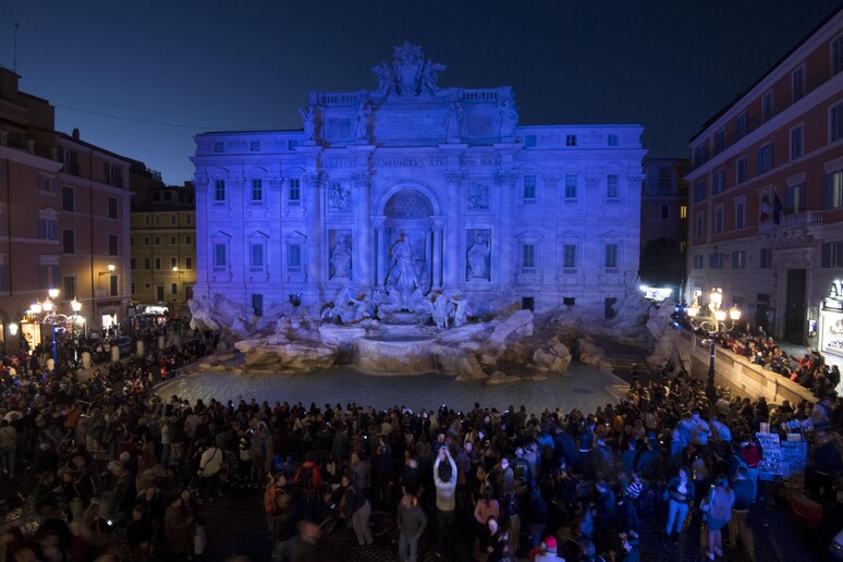 Da Trevi a piazza Navona, sei fontane di Roma si vestono di blu - RIPRODUZIONE RISERVATA