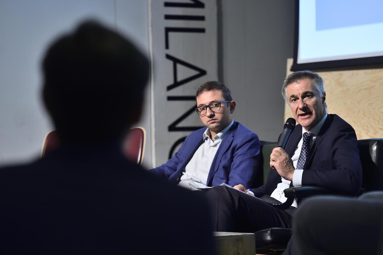 Alessandro Russo, presidente e AD del Gruppo Cap (s) e Fabio Santini, direttore Area Mercato dell 'Energia di Utilitalia - RIPRODUZIONE RISERVATA
