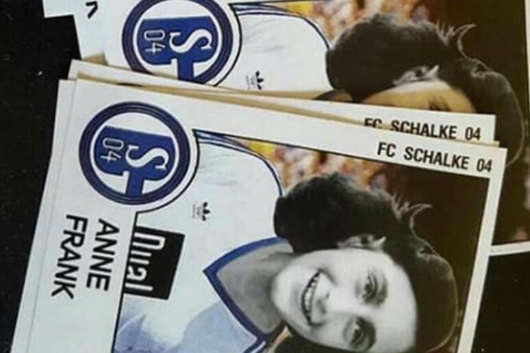 La foto postata sul blog ruhrbarone.de di Anna Frank con la maglia dello Schalke 04. L 'immagine,  comparsa su alcuni adesivi a Duesseldorf, stata postata su Facebook da un hooligan del Dortmund - RIPRODUZIONE RISERVATA