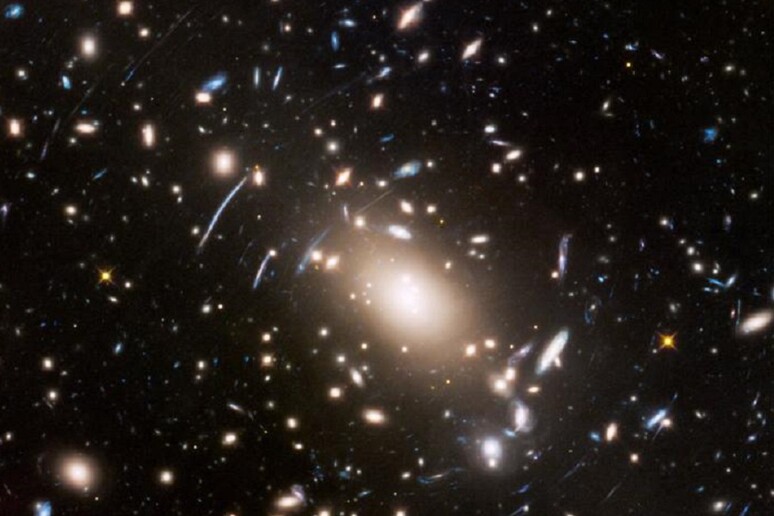 L 'ammasso di galassie Abell S1063, osservato dal telescopio spaziale Hubble (fonte: NASA, ESA, J. Lotz, STScI) - RIPRODUZIONE RISERVATA