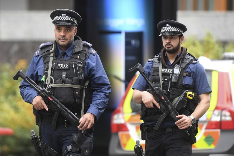 Due poliziotti inglesi in una foto d 'archivio © ANSA/AP