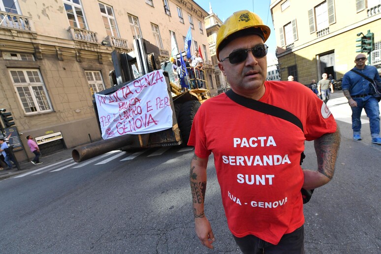 Un momento della manifestazione indetta dai sindacati dopo la presentazione del piano industriale dei nuovi proprietari dell 'Ilva. 9 ottobre a 2017 a Genova - RIPRODUZIONE RISERVATA