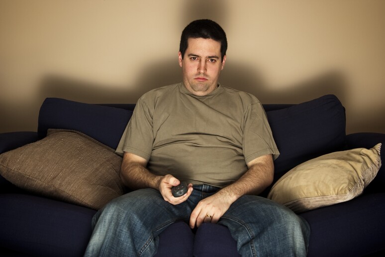 Guardare la tv aumenta il rischio di trombi alle gambe - RIPRODUZIONE RISERVATA