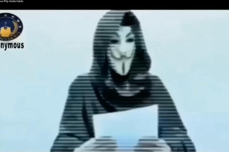 Il fermo immagine di un video del collettivo hacker Anonymous - RIPRODUZIONE RISERVATA