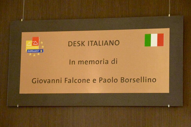 La targa in memoria di Falcone e Borsellino nella sede di Eurojust a L 'Aja - RIPRODUZIONE RISERVATA