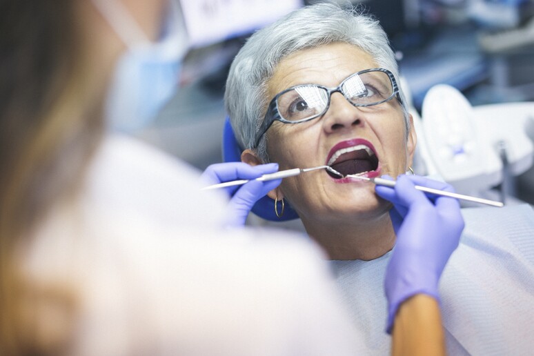Mantenere il  'sorriso a 32 denti ' per prevenire la demenza - RIPRODUZIONE RISERVATA