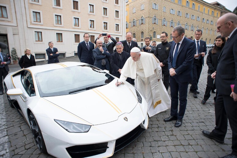 Una Lamborghini per Papa Francesco © ANSA/EPA