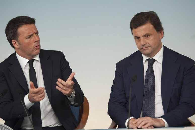 Matteo Renzi e Carlo Calenda in una immagine del 10 maggio 2016 - RIPRODUZIONE RISERVATA