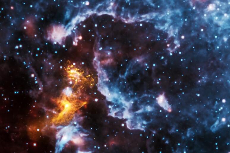 Le pulsar, ossia le stelle di neutroni come quella nell 'immagine, si ritenevano essere la fonte delle particelle di antimateria opposte agli elettroni (fonte: NASA/CXC/SAO; NASA/JPL-Caltech) - RIPRODUZIONE RISERVATA