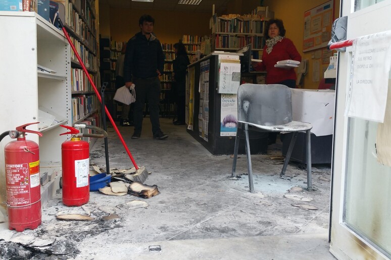 Incendio alla biblioteca Saffi di Genova - RIPRODUZIONE RISERVATA