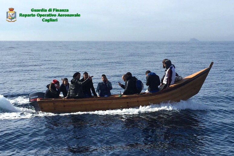 Un 'imbarcazione con migranti a bordo. Foto della Guardia Costiera - RIPRODUZIONE RISERVATA