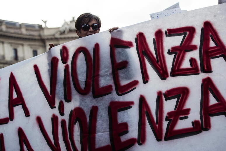 Una manifestazione contro la violenza sulle donne - RIPRODUZIONE RISERVATA