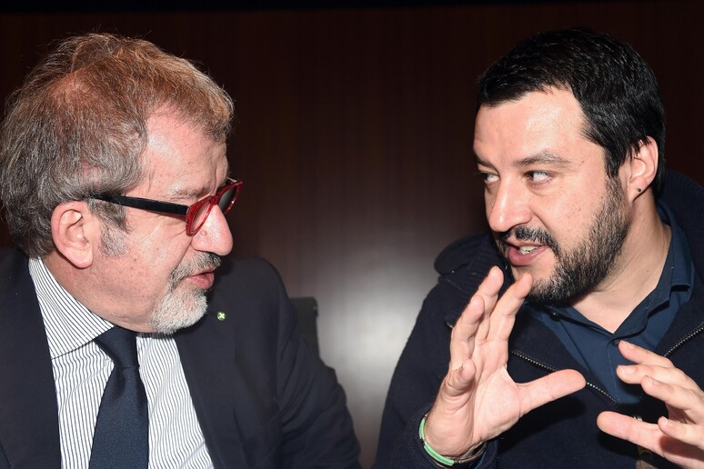 Il segretario federale della Lega Nord Matteo Salvini (D) con il presidente della Regione Lombardia,  Roberto Maroni - RIPRODUZIONE RISERVATA