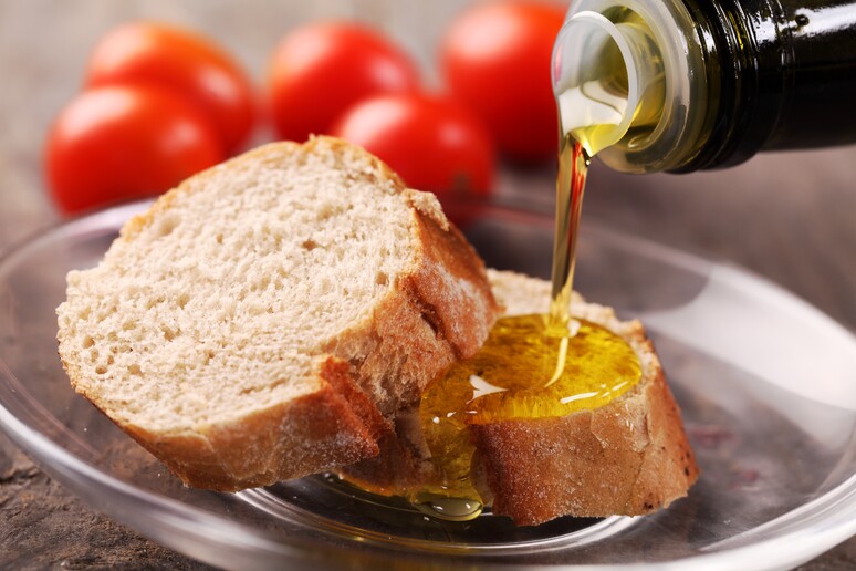 Pane e olio, matrimonio perfetto che fa bene a salute - RIPRODUZIONE RISERVATA