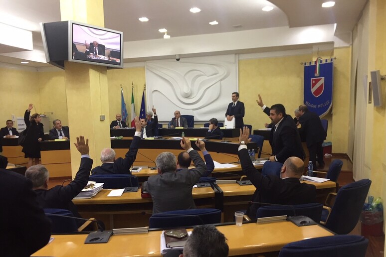 Campobasso - consiglio regionale - voto su legge elettorale - RIPRODUZIONE RISERVATA