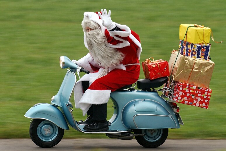 Babbo Natale trasporta regali alla guida di una Vespa - RIPRODUZIONE RISERVATA