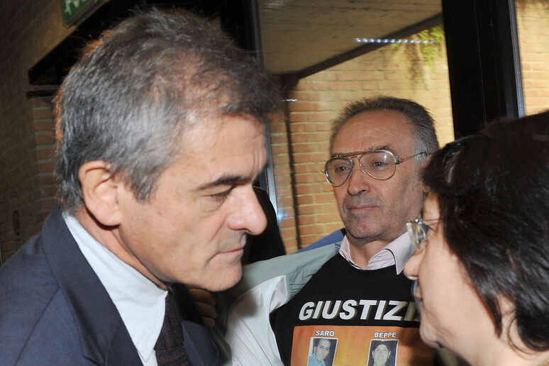 L 'allora sindaco di Torino Sergio Chiamparino parla con i parenti delle vittime della Thyssenkrupp, il 18 settembre 2009 a Torino - RIPRODUZIONE RISERVATA