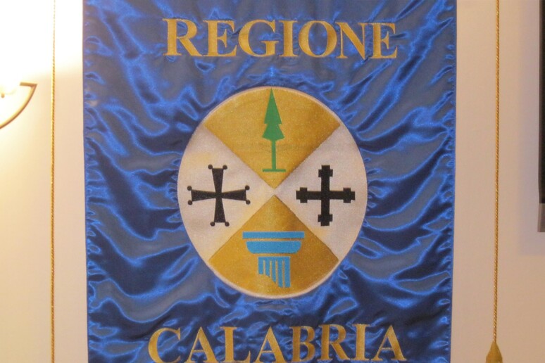Regione: il gonfalone con lo stemma della Calabria - RIPRODUZIONE RISERVATA