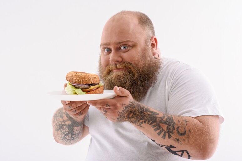 Gli uomini che mangiano da soli più a rischio di obesità - RIPRODUZIONE RISERVATA