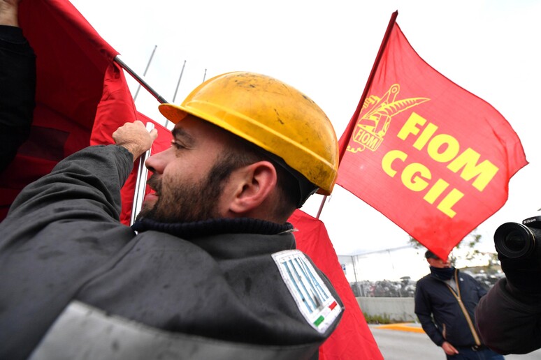 Ilva: lavoratori Genova occupano stabilimento - RIPRODUZIONE RISERVATA