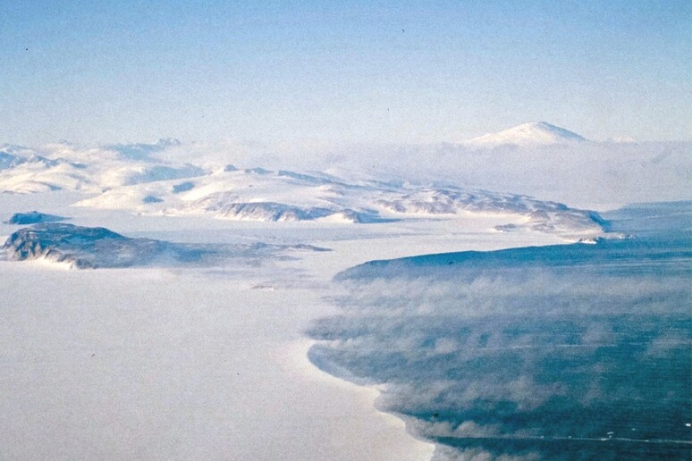 La costa antartica che si affaccia sul mare di Ross (fonte: Massimo Frezzotti, ENEA-PNRA) - RIPRODUZIONE RISERVATA