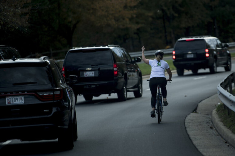 Juli Briskman mostra il dito medio a Trump © ANSA/Getty Images / web