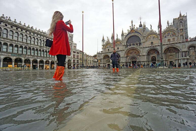 Acqua alta anche oggi a Venezia, con una massima di 103 cm sul medio mare. - RIPRODUZIONE RISERVATA