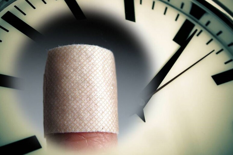 Il ritmo con cui si rimarginano le ferite è scandito dall 'orologio biologico (fonte: l 'orologio è di Markus Spiske, Flickr; il cerotto è di sarawestermark, Flickr) - RIPRODUZIONE RISERVATA