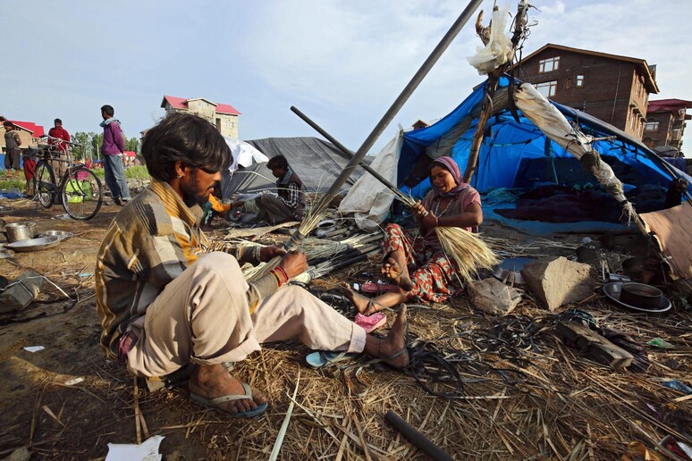 Una tenda improvvisata nella periferia di Srinagar, la capitale estiva del Kashmir indiano. L 'India ospita il maggior numero mondiale di persone affamate - RIPRODUZIONE RISERVATA