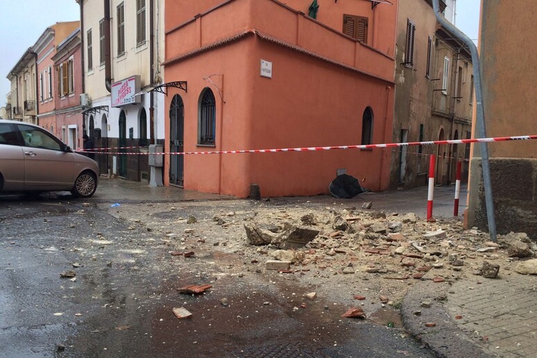 Maltempo: cornicione caduto a Sassari - RIPRODUZIONE RISERVATA