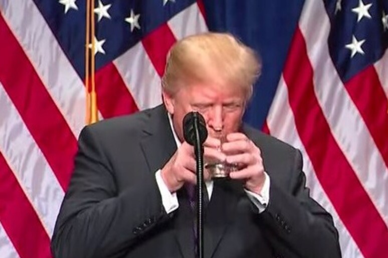 Donald Trump beve con due mani (foto da Twitter) - RIPRODUZIONE RISERVATA
