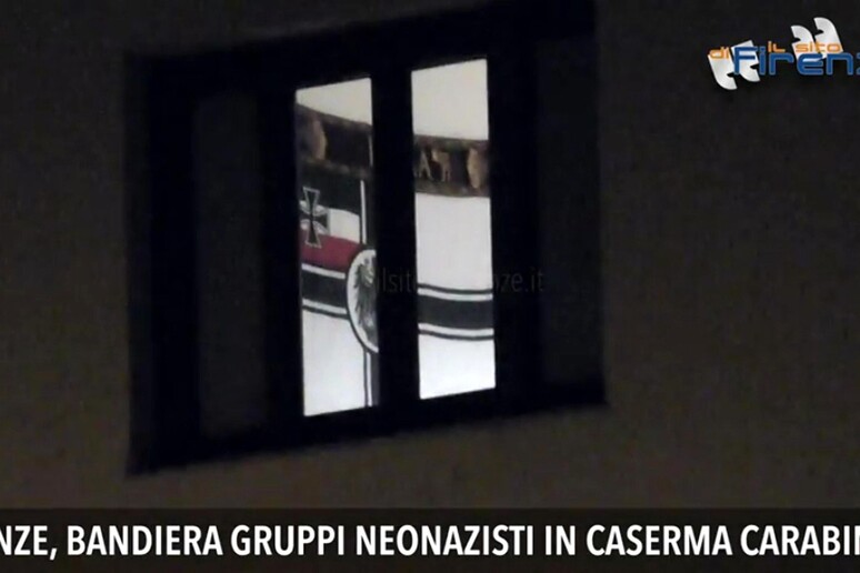 Il fermo immagine tratto da un video di "Il sito di Firenze" pubblicato su Youtube mostra la bandiera utilizzata in tutta Europa da gruppi neonazisti in una camerata della caserma del VI battaglione carabinieri Toscana - RIPRODUZIONE RISERVATA