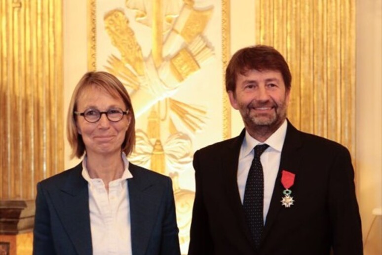 Il ministro Dario Franceschini premiato con la Legion d 'Honneur dalla ministra francese Franoise Nyssen (Foto Mibact) - RIPRODUZIONE RISERVATA