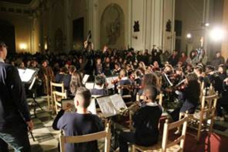 L 'orchestra e il coro Quattrocanti - RIPRODUZIONE RISERVATA