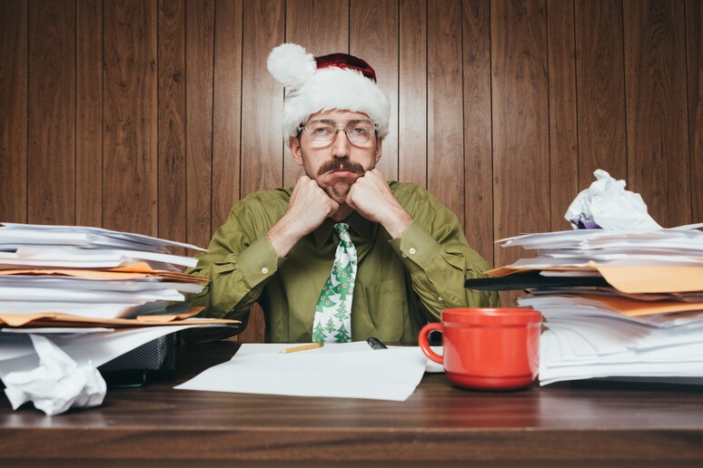 Dieci consigli per superare il Natale in ufficio - RIPRODUZIONE RISERVATA