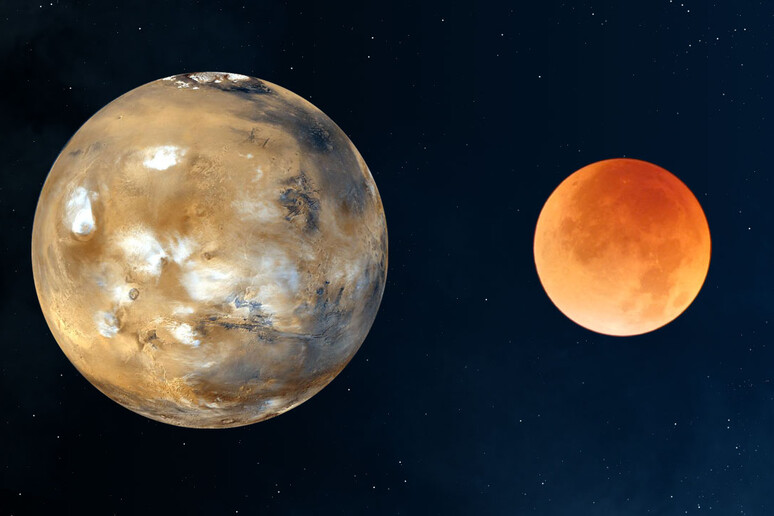 Marte a confronto con la Luna  'arrossita ' durante l 'eclisse (fonte: NASA) - RIPRODUZIONE RISERVATA