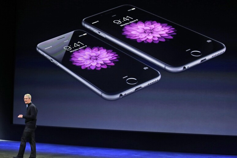 Apple si scusa per il rallentamento degli  iPhone più vecchi © ANSA/AP