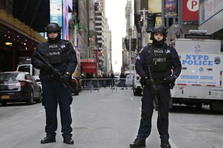 Poliziotti a Times Square in una foto d 'archivio © ANSA/AP